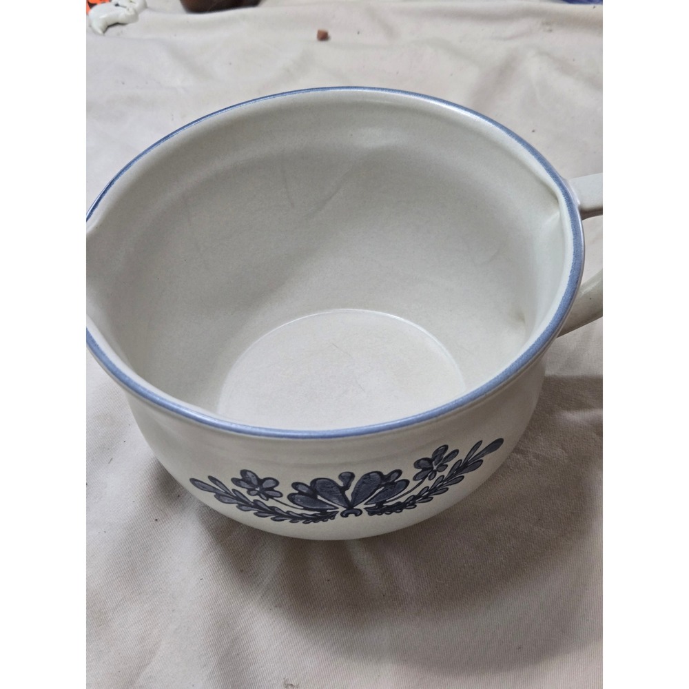 Pfaltzgraff Yorktowne 2 Quart Batter Bowl with Spout and Handle Vintage Blue 464